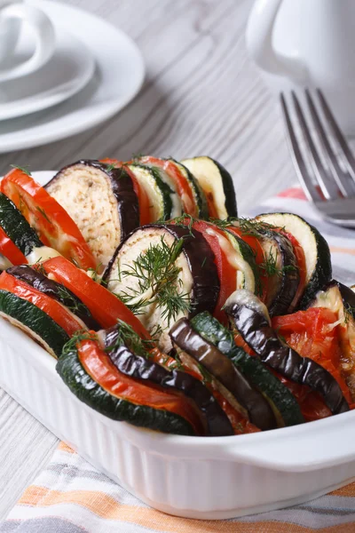 Horneado verduras en un plato para hornear de cerca sobre la mesa . —  Fotos de Stock