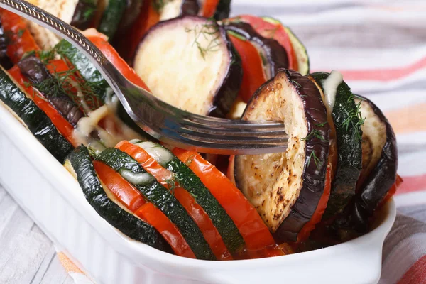 Ratatouille av aubergine, zucchini och tomater med en gaffel — Stockfoto