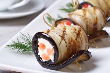 peynir ve domates closeup ile doldurulmuş patlıcan ruloları