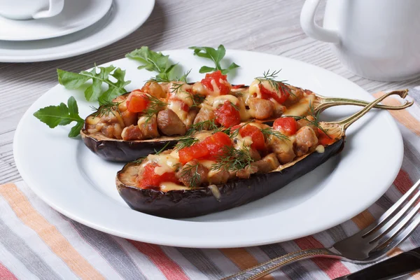 Gevulde aubergine met vlees en tomaten op tafel — Stockfoto