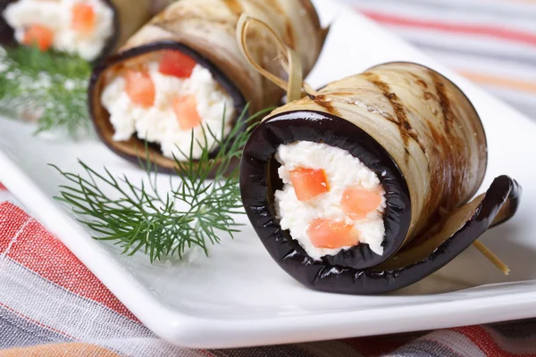 Eggplant rolls filled with cottage cheese and tomatoes — Stock Photo, Image