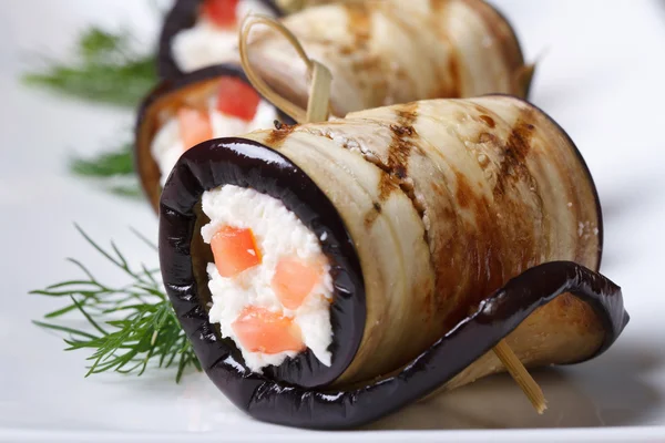 Rollos de berenjena rellenos con requesón y tomates — Foto de Stock