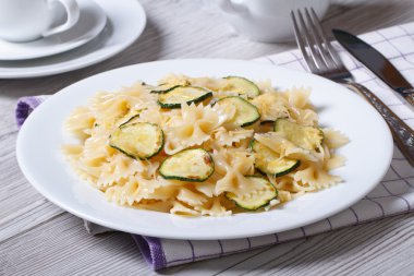 kabak ve beyaz bir tabak peynirli makarna Farfalle