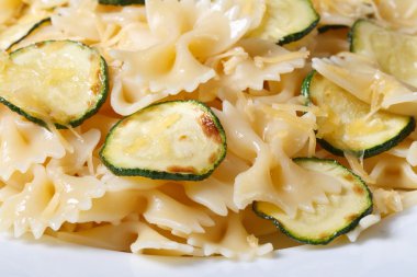 Farfalle pasta kabak ve beyaz tabak makro üzerine peynir ile