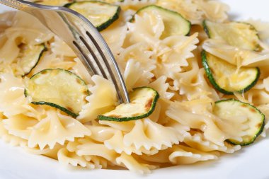 makarna kabak, peynir ve bir çatal makro dilimleri ile 