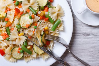 makarna farfalle sebze ve kahve üstten görünüm portre