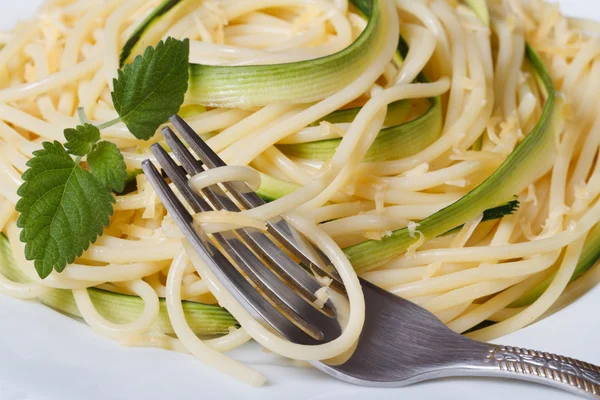 Espaguetis de pasta italiana con calabacín y una macro tenedor — Foto de Stock