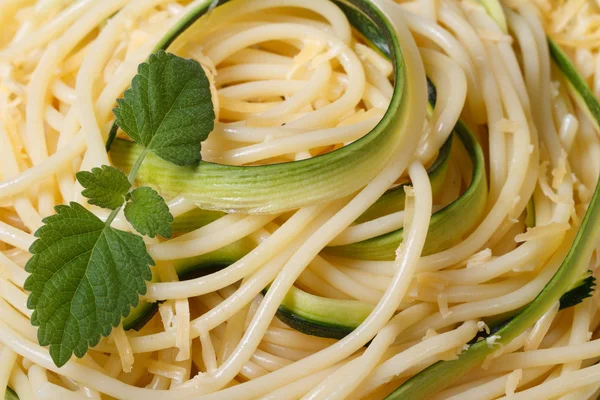 Pozadí špagety těstoviny s cuketou a mátou detail — Stock fotografie