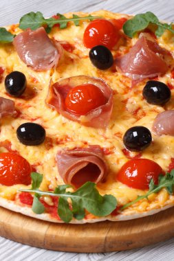  prosciutto jambonu, domates, Siyah Zeytin ve roka pizza