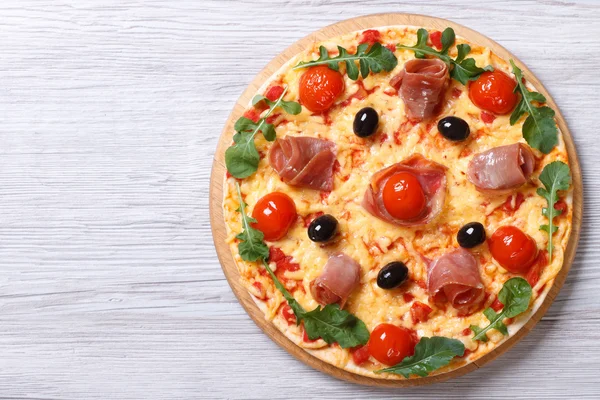 Pizza z szynki i rukolą góry widok poziomy — Zdjęcie stockowe