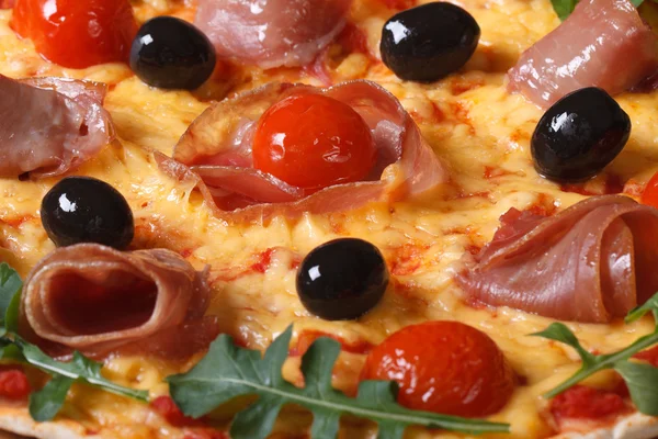 Background of pizza with ham, tomatoes, black olives and arugula — Stock Photo, Image