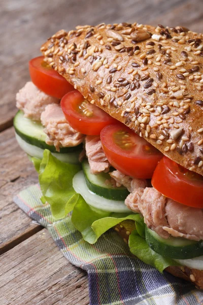 Sandwich au thon avec laitue, tomates, concombres et oignons — Photo