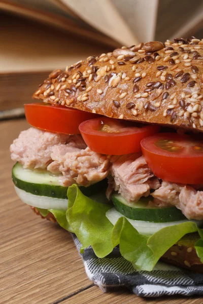 School lunch: a sandwich with tuna macro on background of books — Stock Photo, Image