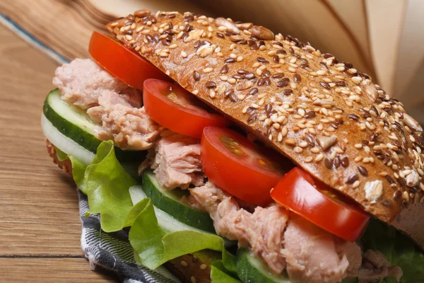 Almoço de escola saboroso: um sanduíche com macro atum e legumes — Fotografia de Stock