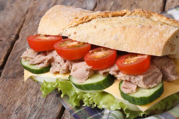 Tonijn sandwich met groenten en kaas close-up op houten — Stockfoto