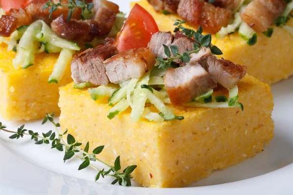 Kawałki polenta z boczkiem i warzywami makra pozioma — Zdjęcie stockowe