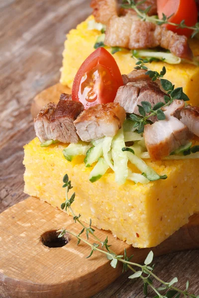 Polenta con tocino, verduras sobre tabla de madera vertical — Foto de Stock