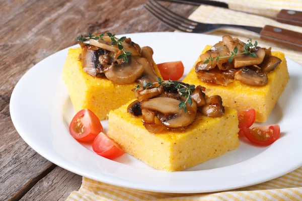 Polenta com cogumelos, tomates e tomilho na mesa — Fotografia de Stock