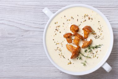 kremalı çorba, mantar chanterelles ve otlar Üstten Görünüm