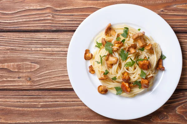 Spaghetti mit Pfifferlingen von oben — Stockfoto