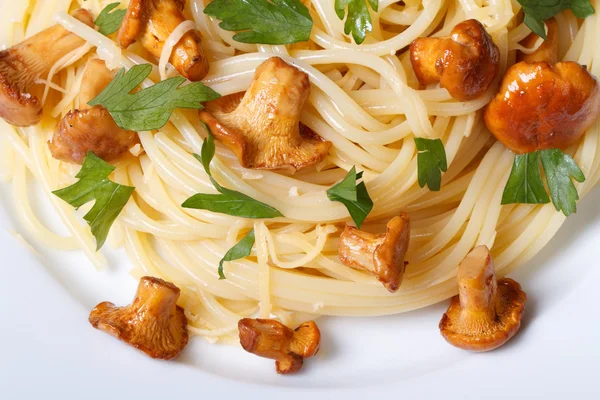 Pasta with chanterelle mushrooms on a plate close-up — Stock Photo, Image