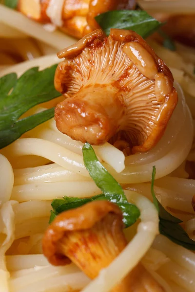 Spaghetti with chanterelles and parsley macro vertical — Stock Photo, Image