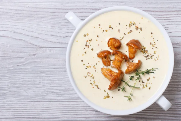 Cream soup with mushrooms chanterelles and herbs top view — Stock Photo, Image