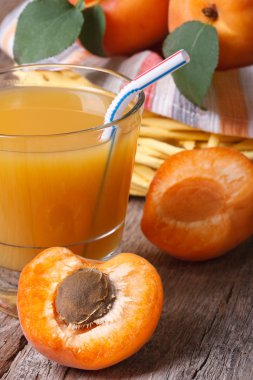 meyve ile arka sepet kayısı suyu çekim. 