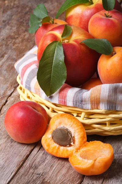 Abrikoos helften close-up op achtergrond manden van fruit — Stockfoto