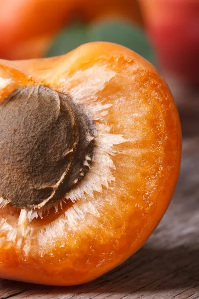 Половина спелых абрикосов с костной макровертикалью — стоковое фото