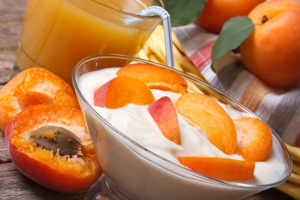 Tasty apricot yoghurt and fresh juice horizontal — Stock Photo, Image