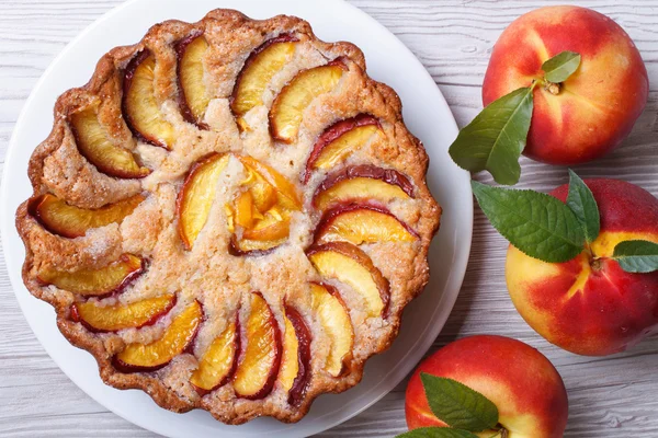 Персиковый пирог и свежие фрукты — стоковое фото
