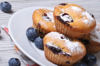 Blueberry muffins beyaz tabak portre yatay olarak 