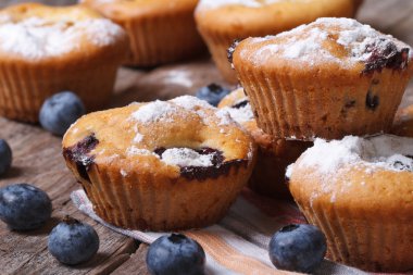 Taze yabanmersini muffins yakın çekim masanın üzerinde. Yatay