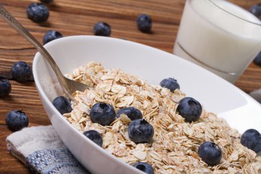 yaban mersini ve yatay bir bardak sütle yulaf ezmesi