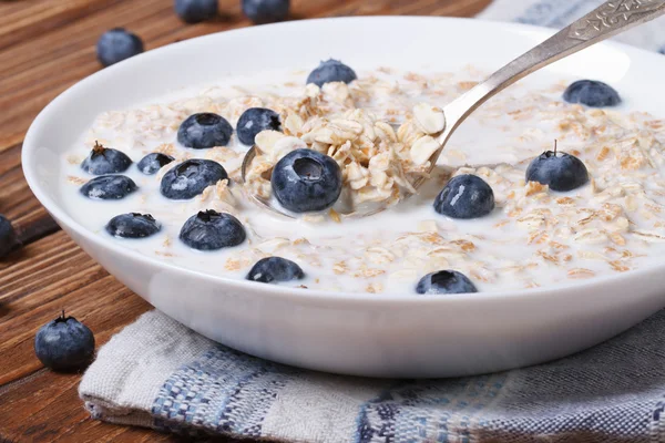 可口的早餐的燕麦蓝莓与牛奶 — 图库照片
