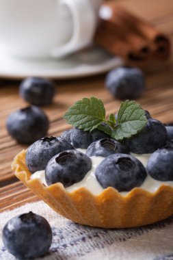 yaban mersini ve kahve yakın çekim dikey tartlets 