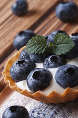 yaban mersini ve ahşap arka plan vertica üzerine krema ile tartlets