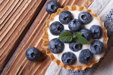yaban mersini yukarıdan ahşap görünümü ile tartlets 
