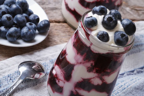 Yogurt with blueberries in a glass closeup horizontal — Stock Photo, Image