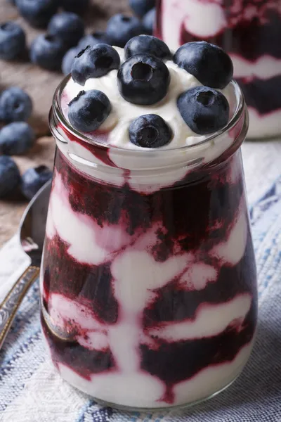 Blueberry in glazen pot close-up verticale slagroom — Stockfoto