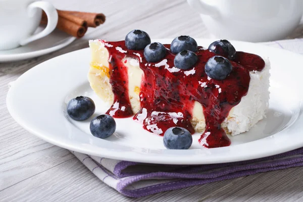 Cake met blueberry, berry saus op plaat en koffie — Stockfoto