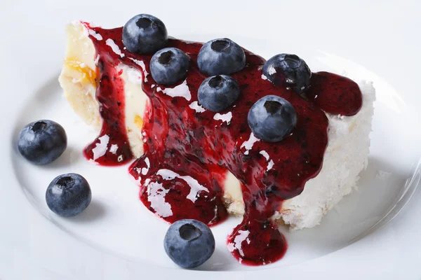 Blueberry cheesecake met berry saus horizontale bovenaanzicht — Stockfoto