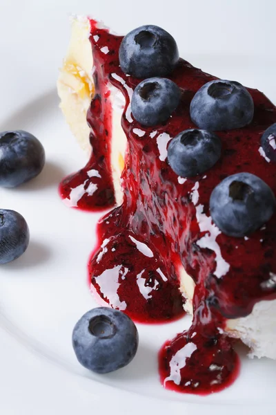 蓝莓芝士蛋糕上起了浆果酱。宏观 — 图库照片