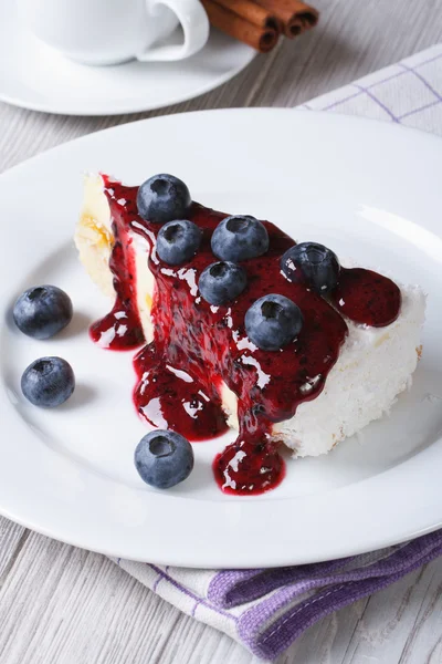 蓝莓芝士蛋糕与草莓酱特写顶视图 — 图库照片