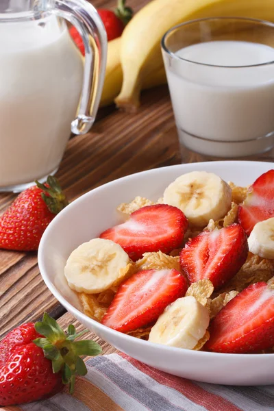 Cornflakes mit Erdbeeren, Banane und Milch auf dem Tisch — Stockfoto