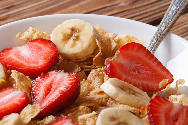Frühstück Müsli mit Erdbeeren und Bananen Nahaufnahme horizontal — Stockfoto
