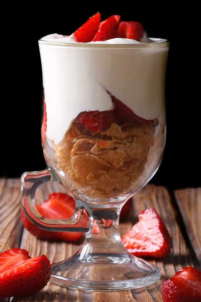 Yogurt con fresas y copos de maíz sobre un fondo oscuro —  Fotos de Stock