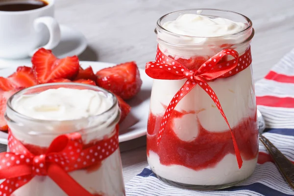 Strawberry yoghurt in een pot close-up horizontale — Stockfoto