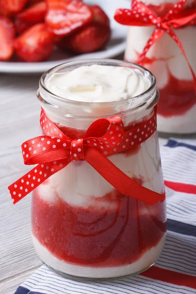 在一个罐子里有一弓垂直的草莓酸奶 — 图库照片